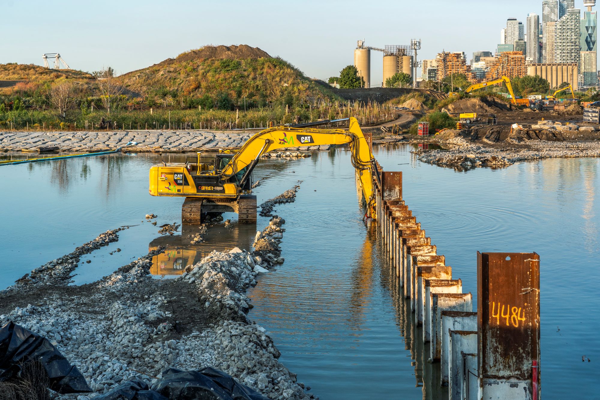 Removal of the north plug, in progress. Looking west towards the new island. /Waterfront Toronto, Vid Ingelevics/Ryan Walker